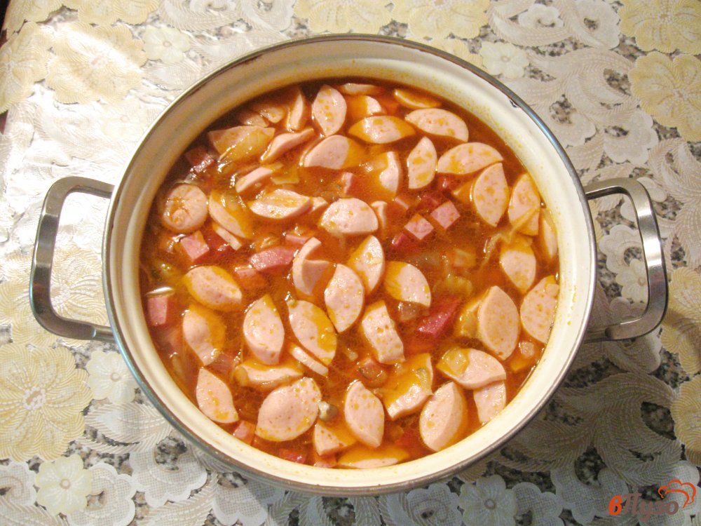 Фото приготовление рецепта: Солянка мясная с капустой и грибами шаг №9