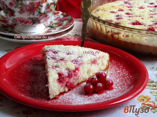 фото рецепта: Манник с красной смородиной и кокосовой стружкой