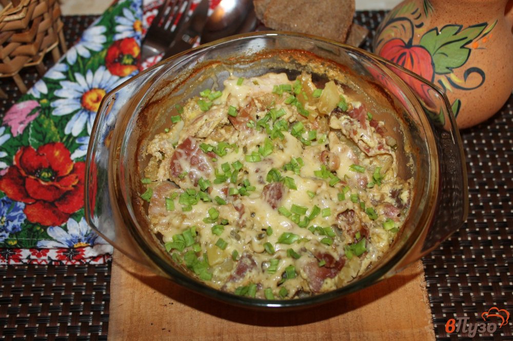 Фото приготовление рецепта: Запеченный картофель с курицей в сметанном соусе шаг №7