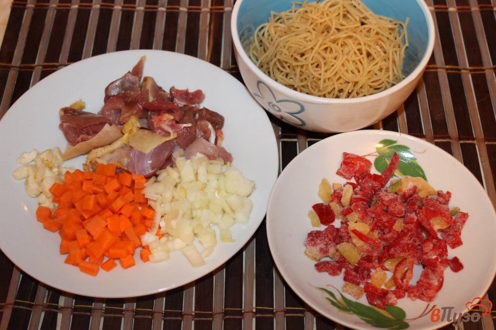 Фото приготовление рецепта: Вермишель с мясом и перцем в мультиварке шаг №1