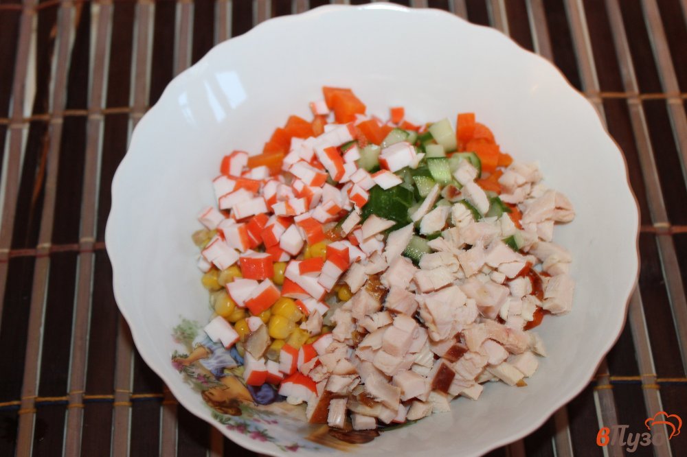 Фото приготовление рецепта: Салат из крабовых палочек с кукурузой и копченой куриной грудкой шаг №4