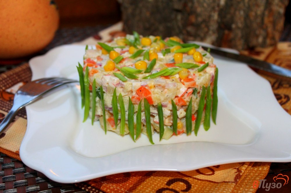 Фото приготовление рецепта: Салат из крабовых палочек с кукурузой и копченой куриной грудкой шаг №8