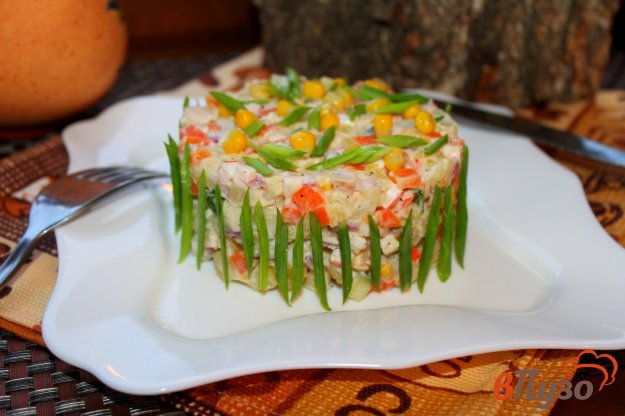 фото рецепта: Салат из крабовых палочек с кукурузой и копченой куриной грудкой