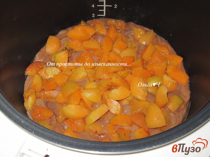 Фото приготовление рецепта: Пирог с шоколадом, абрикосами и грецкими орехами шаг №4
