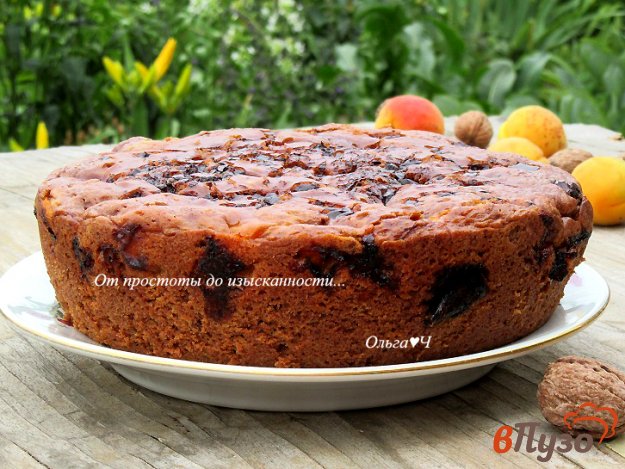 фото рецепта: Пирог с шоколадом, абрикосами и грецкими орехами