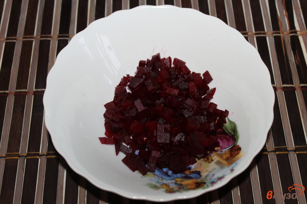 Фото приготовление рецепта: Салат из свеклы, копченой курицы и яиц шаг №1