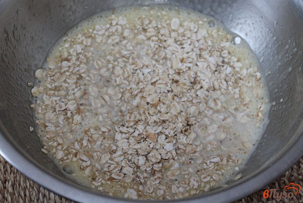 Фото приготовление рецепта: Овсяный пирог со сладкой грушей и орехами шаг №3