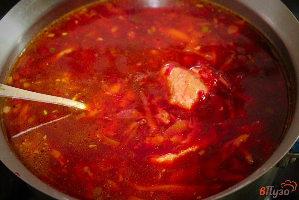 Фото приготовление рецепта: Красный борщ на мясном бульоне с грибами и фасолью шаг №7