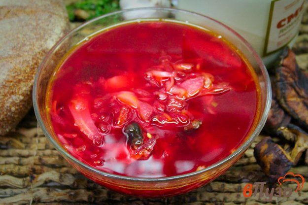 фото рецепта: Красный борщ на мясном бульоне с грибами и фасолью