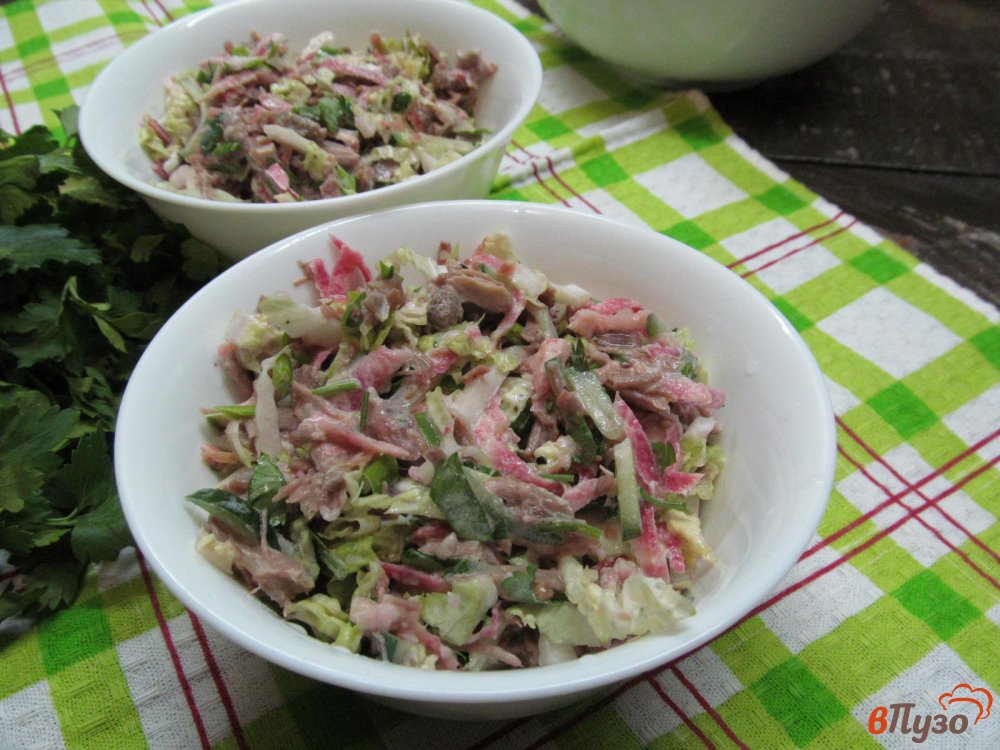 Фото приготовление рецепта: Мясной салат с редькой и пекинской капустой шаг №4