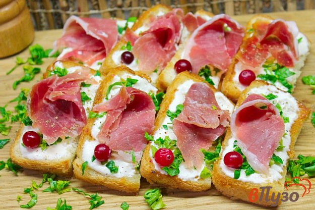 фото рецепта: Гренки с крем сыром и прошутто
