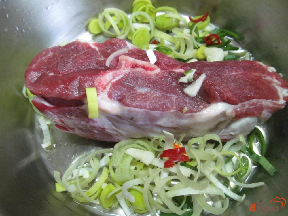 Фото приготовление рецепта: Тушеная баранина с овощами рисом и грибами шаг №1