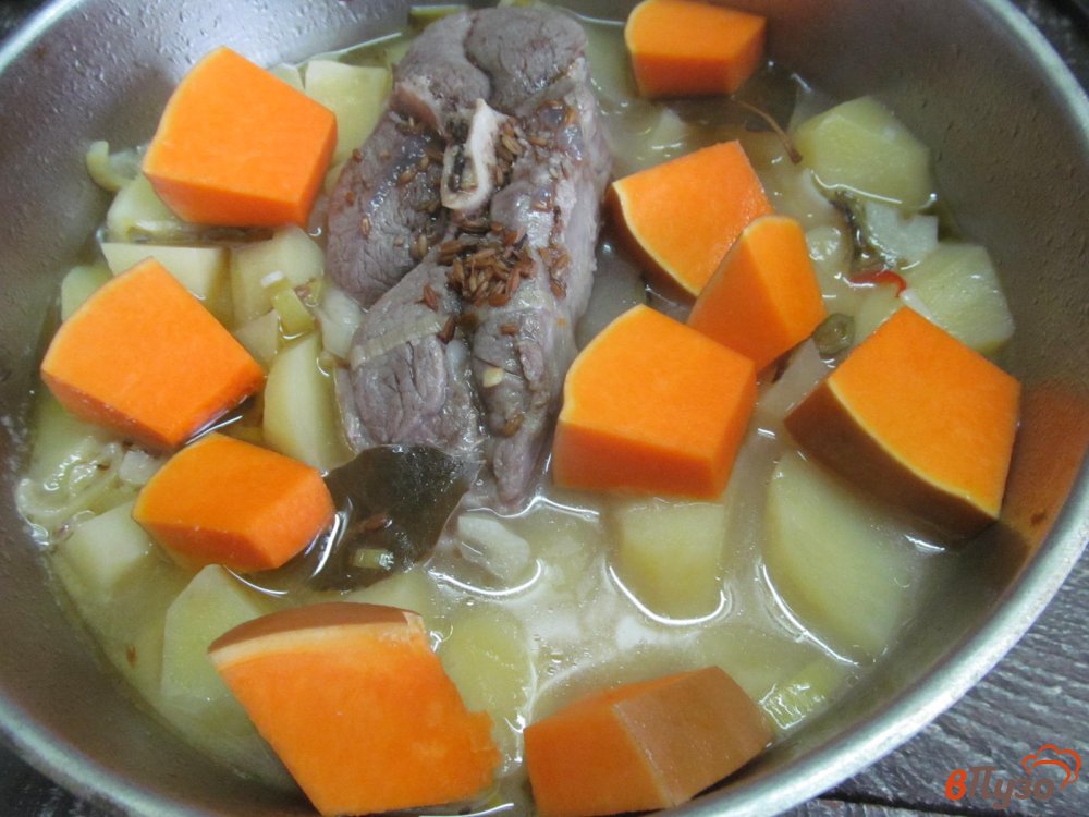 Фото приготовление рецепта: Тушеная баранина с овощами рисом и грибами шаг №4