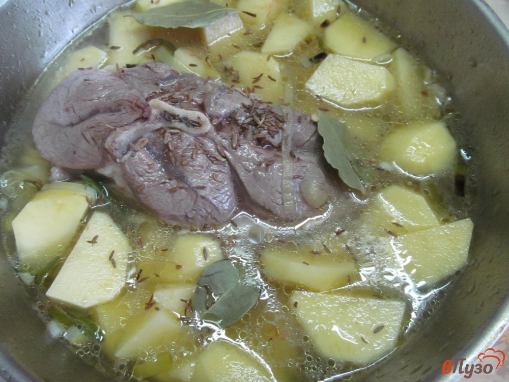 Фото приготовление рецепта: Тушеная баранина с овощами рисом и грибами шаг №3