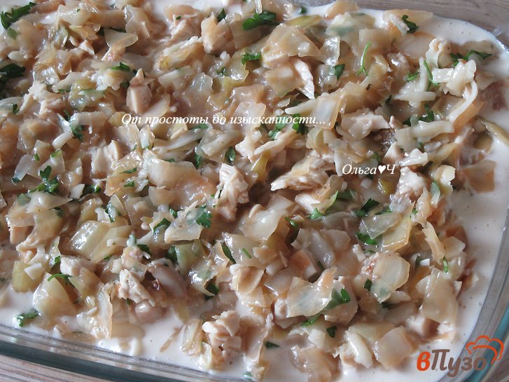Фото приготовление рецепта: Заливной пирог с капустой и курицей шаг №5