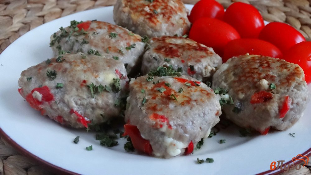 Фото приготовление рецепта: Куриные котлеты с творогом и болгарским перцем шаг №7