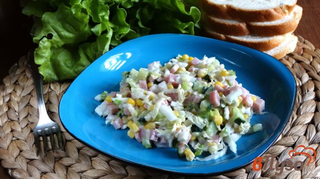 фото рецепта: Салат с ветчиной, кукурузой и пекинской капустой