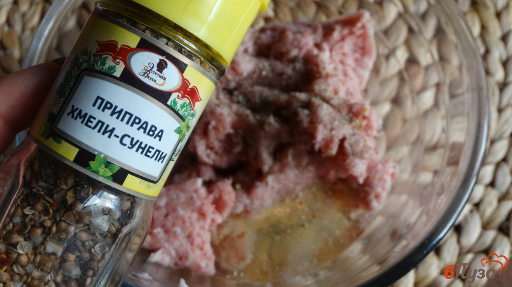 Фото приготовление рецепта: Куриные котлеты фаршированные сыром и болгарским перцем шаг №2