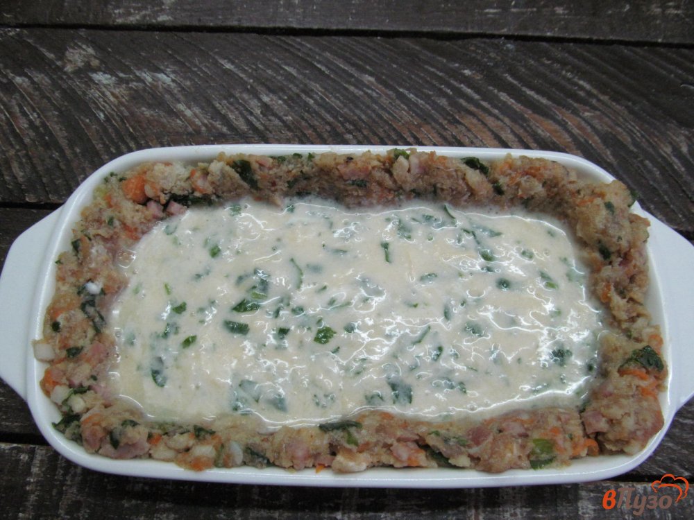 Фото приготовление рецепта: Мясной пирог с начинкой из грибов и сыром шаг №2