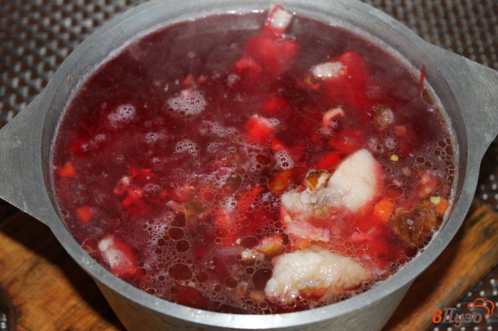 Фото приготовление рецепта: Свекольный борщ со свиными ребрами и копченой курицей шаг №5