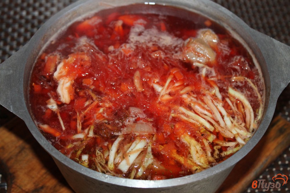 Фото приготовление рецепта: Свекольный борщ со свиными ребрами и копченой курицей шаг №6