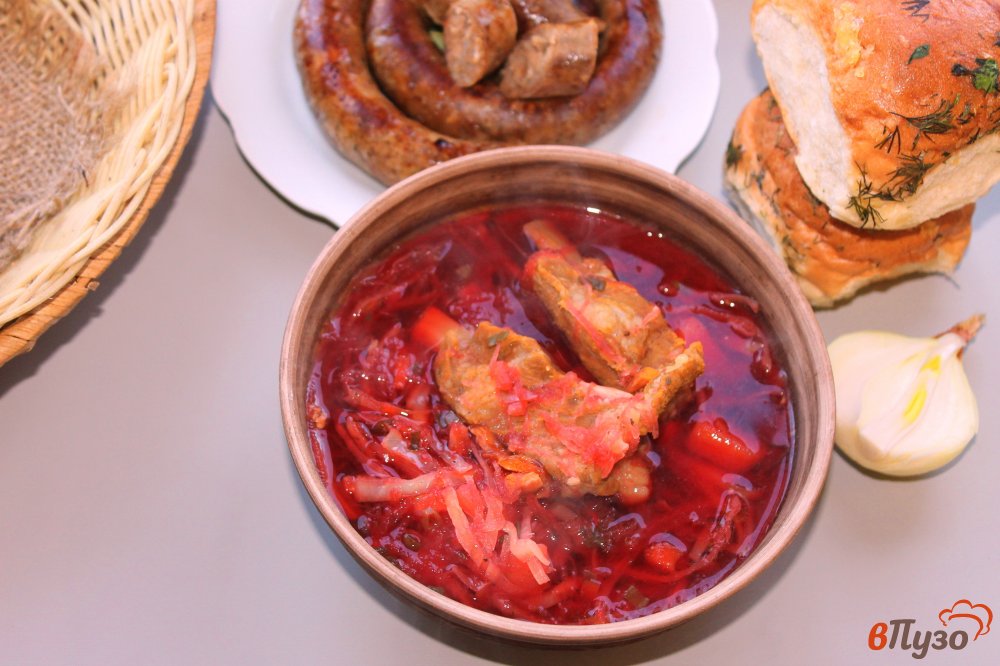 Фото приготовление рецепта: Свекольный борщ со свиными ребрами и копченой курицей шаг №7