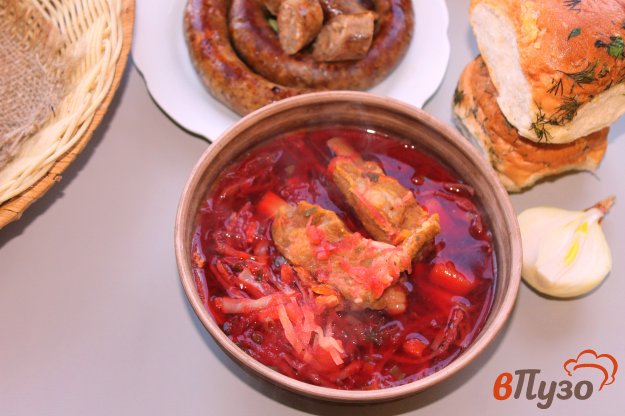 фото рецепта: Свекольный борщ со свиными ребрами и копченой курицей