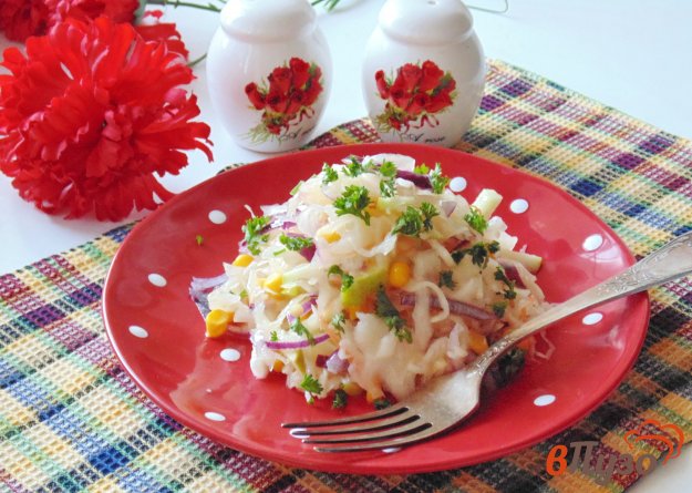 фото рецепта: Салат с квашеной капустой и яблоком