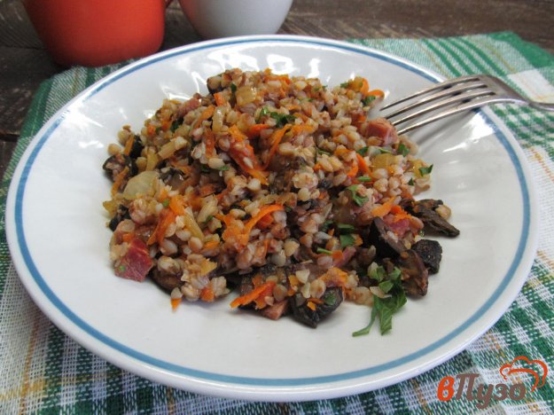 фото рецепта: Гречка с грибами ветчиной и овощами