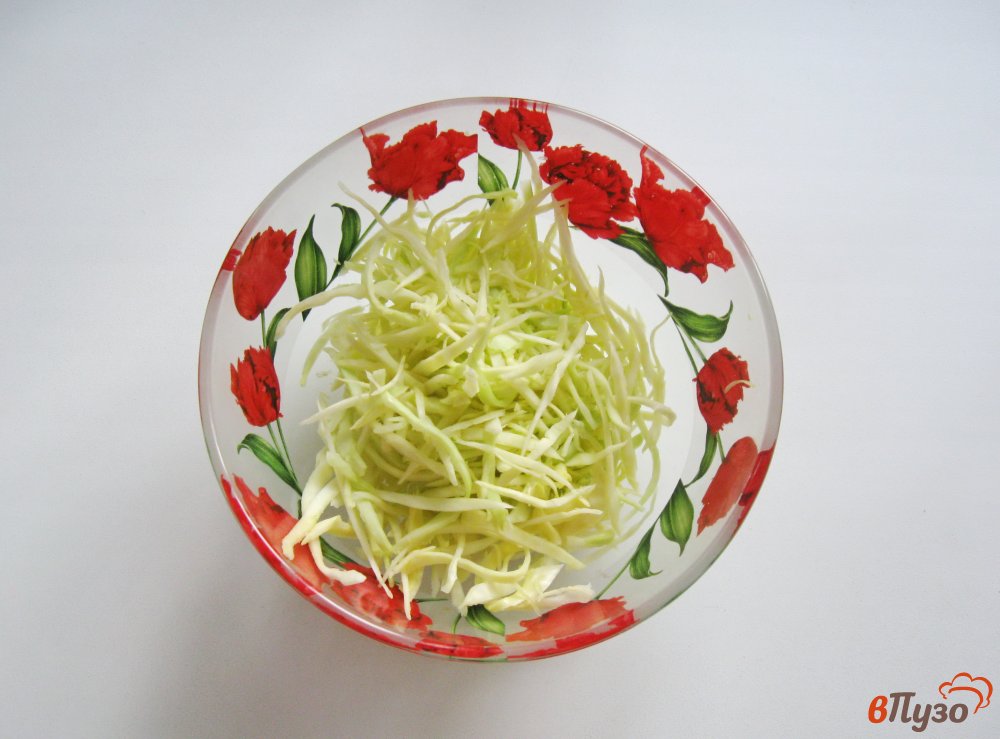 Фото приготовление рецепта: Салат из капусты с маринованными огурцами шаг №1