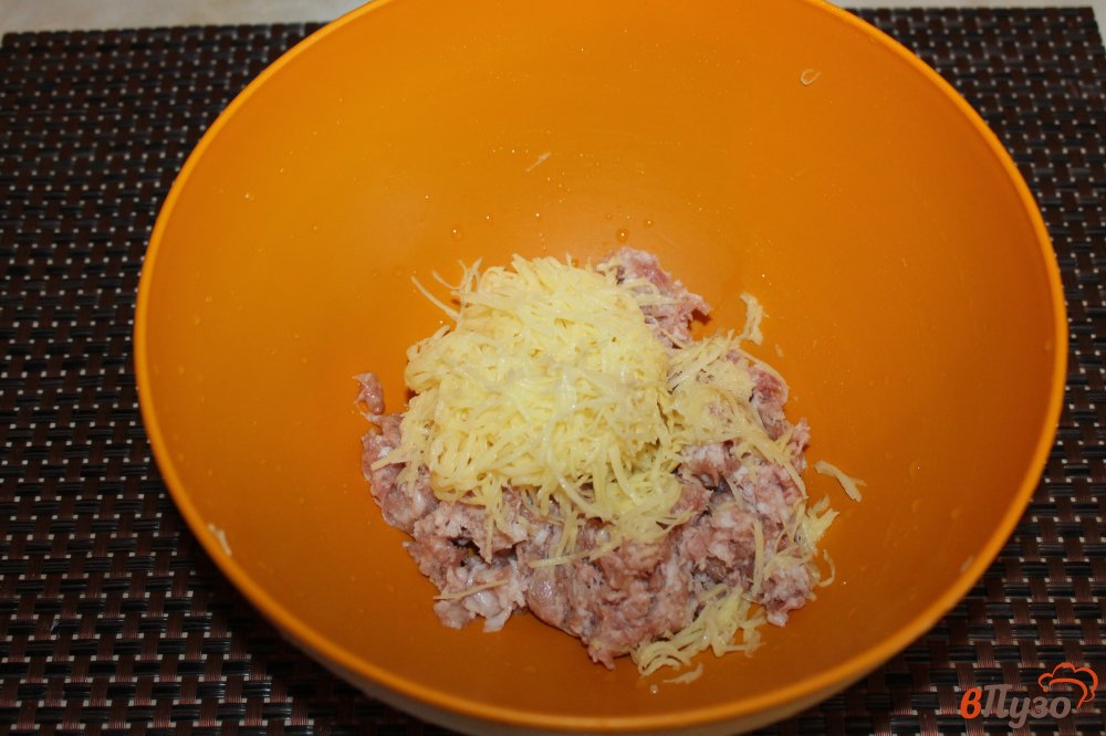 Фото приготовление рецепта: Мясные котлеты с картофелем и зеленым луком шаг №2
