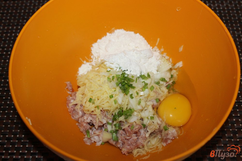 Фото приготовление рецепта: Мясные котлеты с картофелем и зеленым луком шаг №4