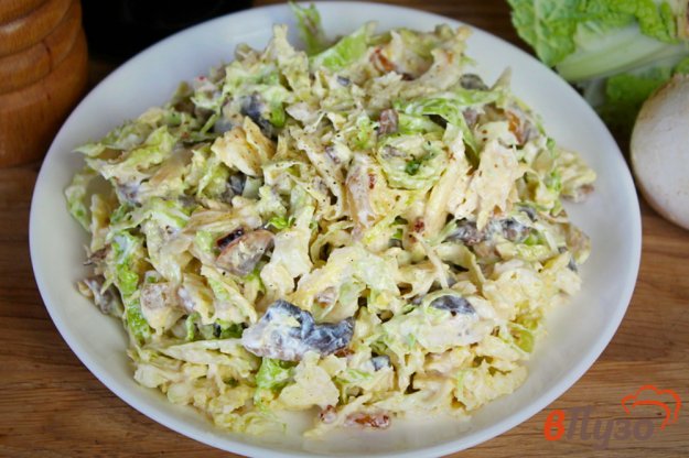 фото рецепта: Салат из савойской капусты с чесноком и шампиньонами