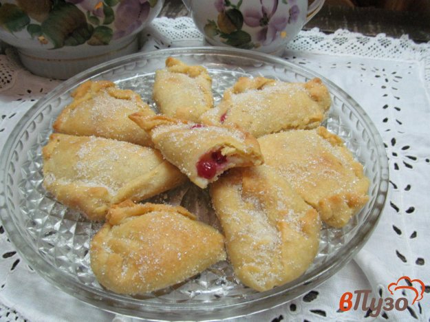 фото рецепта: Пирожки с начинкой из сметаны и клюквы