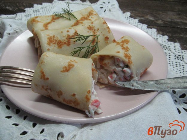 фото рецепта: Блины с начинкой из крабовых палочек яйца и каперсов