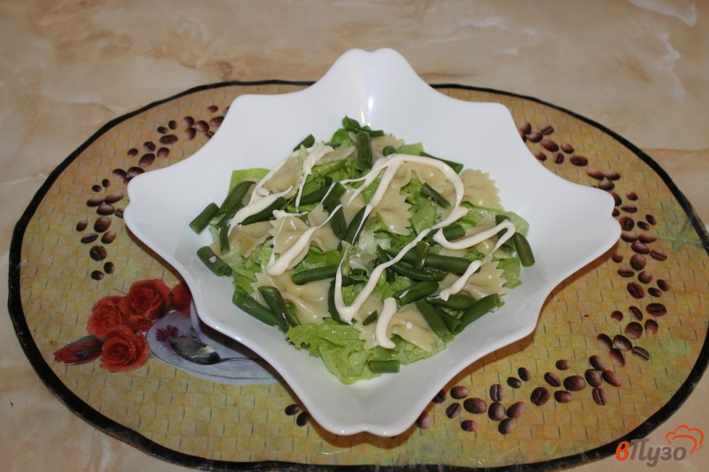 Фото приготовление рецепта: Салат с фарфалле яйцом и копченой куриной грудкой шаг №5