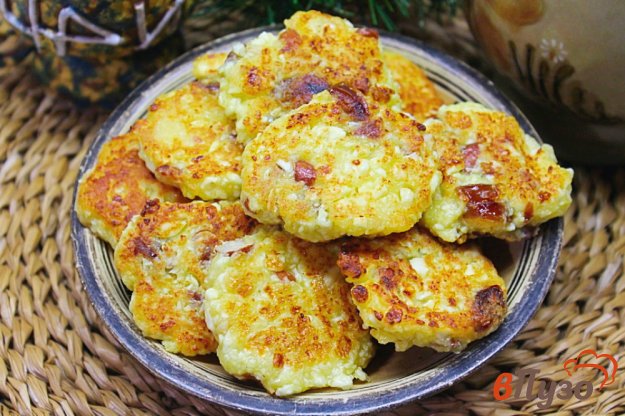 фото рецепта: Сырники на желтках с арахисом и фиником