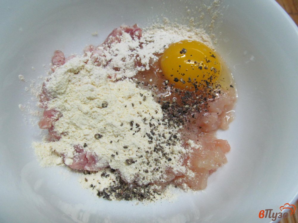 Фото приготовление рецепта: Крокеты из мяса курицы и свинины с соусом шаг №2