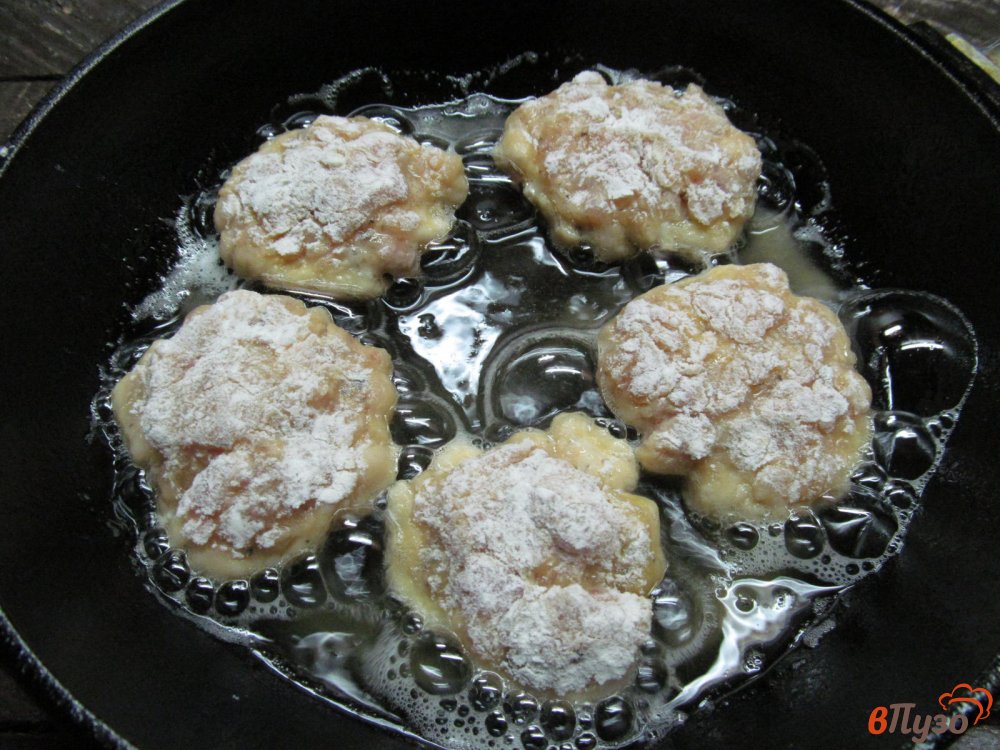 Фото приготовление рецепта: Крокеты из мяса курицы и свинины с соусом шаг №5