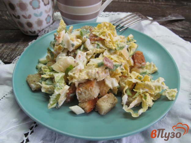 фото рецепта: Салат из пекинской капусты с беконом и сухариками