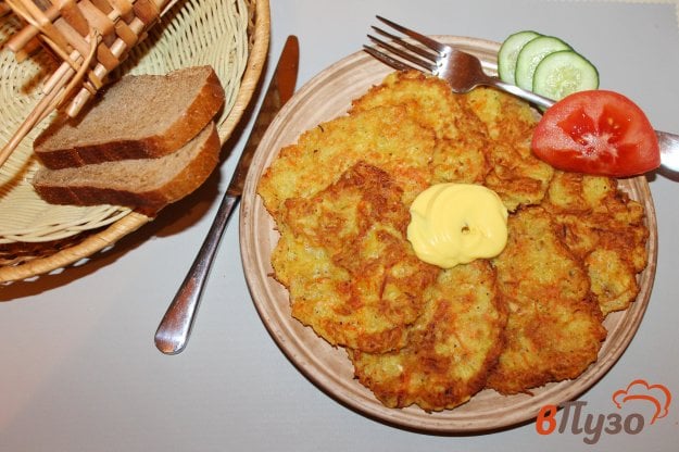 фото рецепта: Картофельные драники с морковью и сельдереем