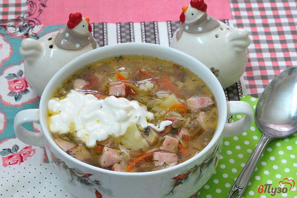 Фото приготовление рецепта: Рассольник с рисом, грибами и копчёной колбасой шаг №10