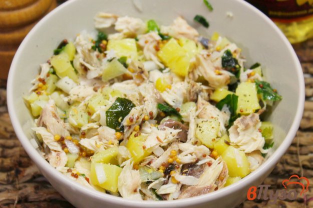 фото рецепта: Салат из печеной скумбрии и картофеля