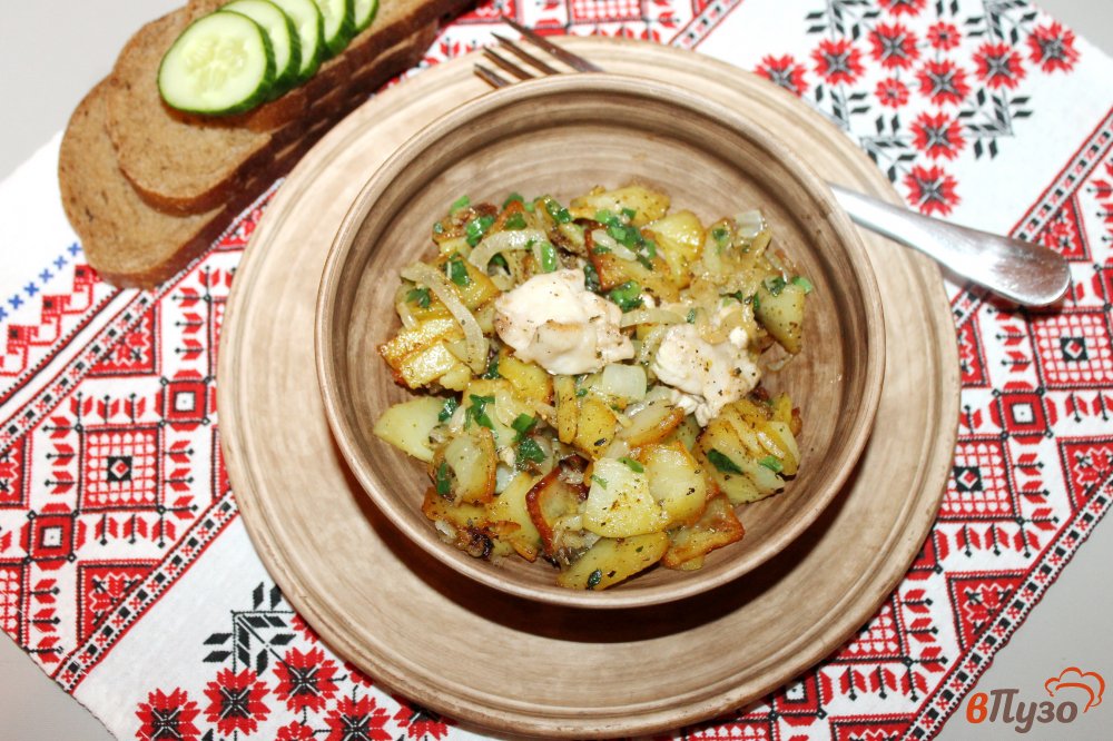 Фото приготовление рецепта: Жареный картофель с чесноком и курицей шаг №5