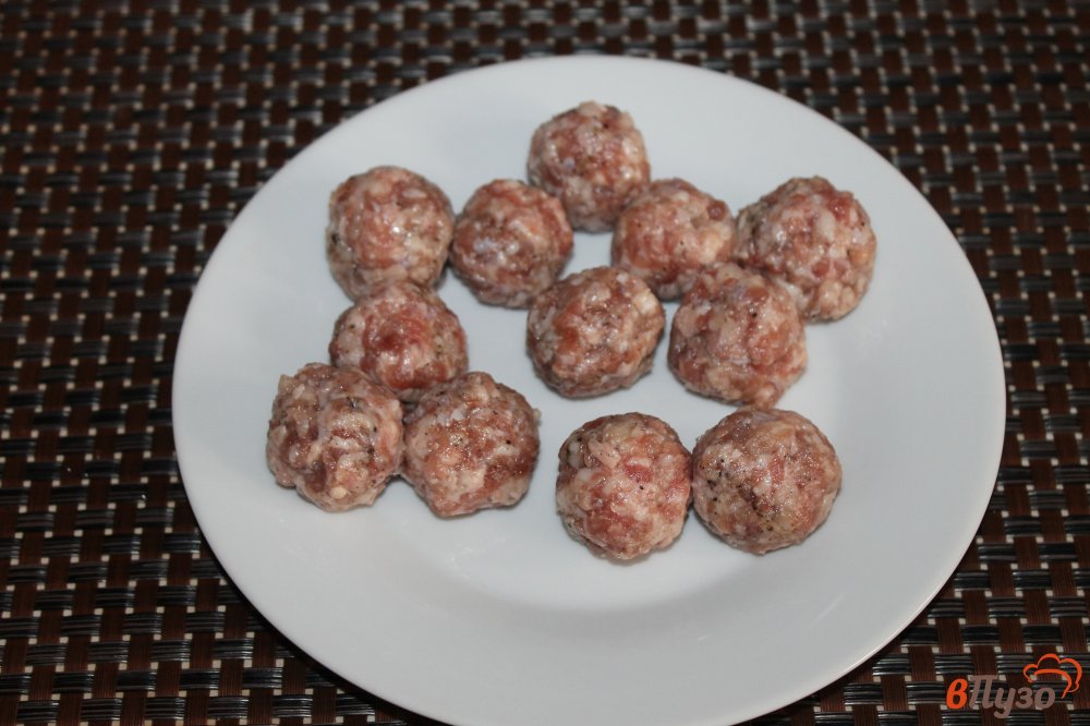 Фото приготовление рецепта: Суп с цветной капустой и мясными фрикадельками шаг №6