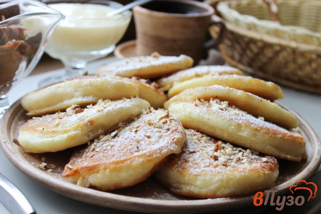 фото рецепта: Ванильные оладьи со сгущенкой и орешками