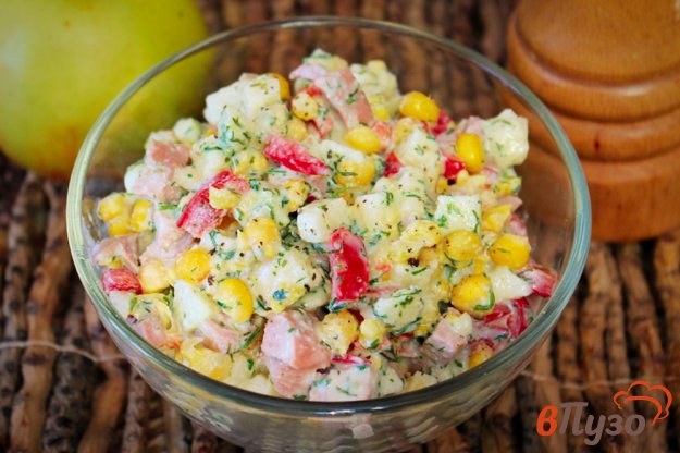 фото рецепта: Салат с кукурузой, сосисками и перцем