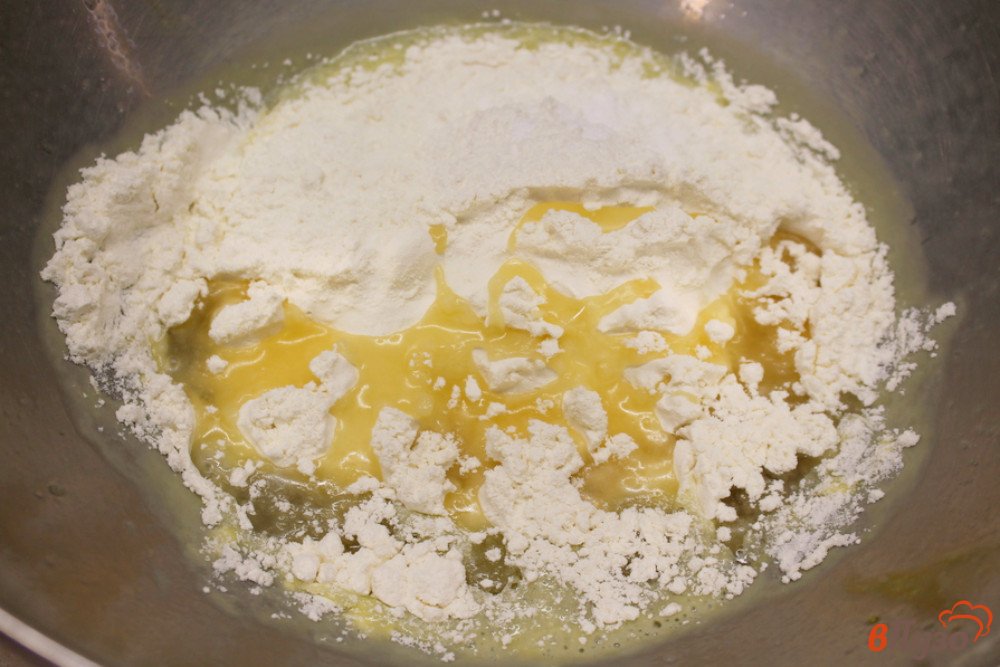 Фото приготовление рецепта: Тонкая пицца с мясом индейки и овощным соусом шаг №2