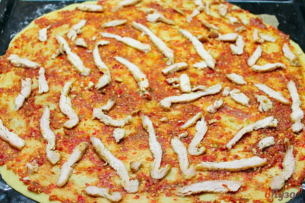 Фото приготовление рецепта: Тонкая пицца с мясом индейки и овощным соусом шаг №5