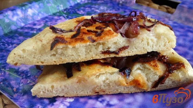 фото рецепта: Фокачча с красным луком и чесноком